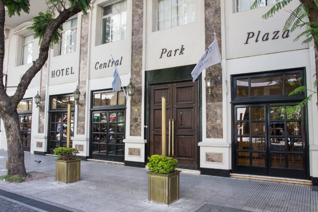 un negozio di fronte a un edificio con porte aperte di Unique Executive Central a Buenos Aires