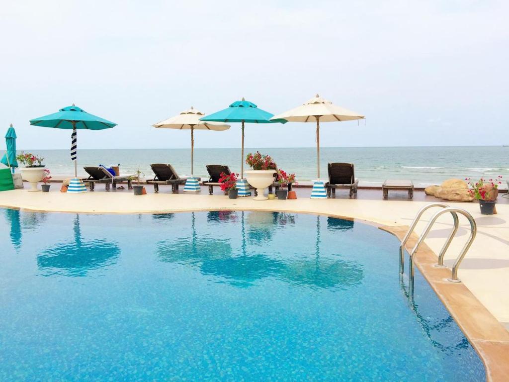 Bazén v ubytování My Resort@HUA HIN A504 nebo v jeho okolí