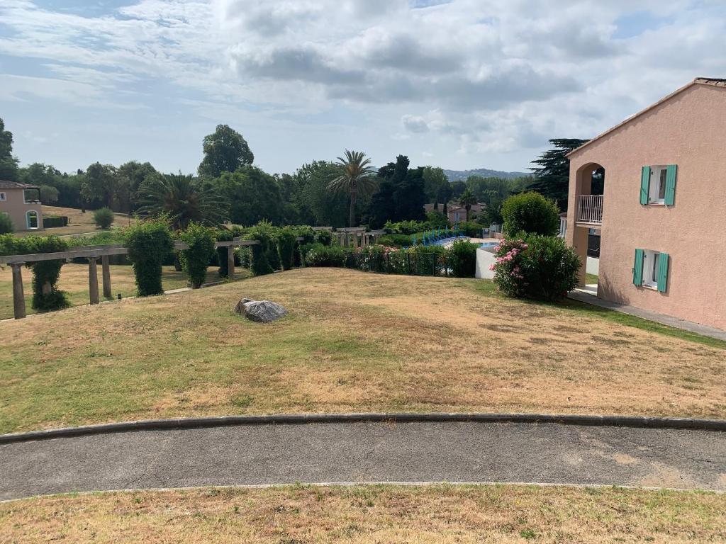 a large grassy yard next to a house at Appartement Grimaud bord de mer in Grimaud