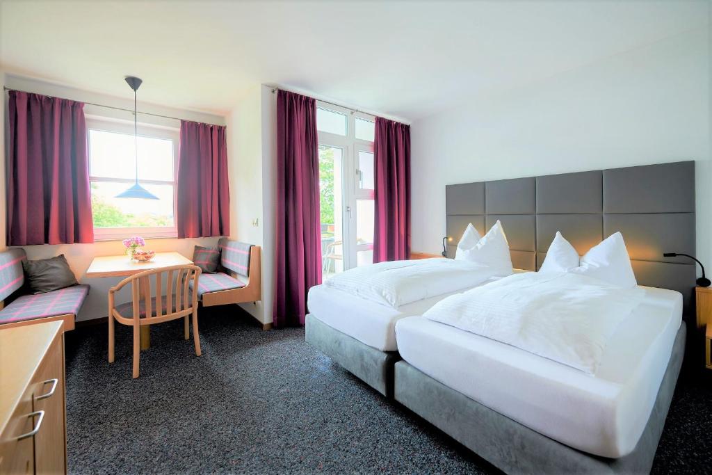 Postel nebo postele na pokoji v ubytování Hotel Bannwaldsee