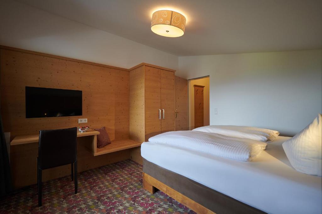 Postel nebo postele na pokoji v ubytování Hotel Bannwaldsee