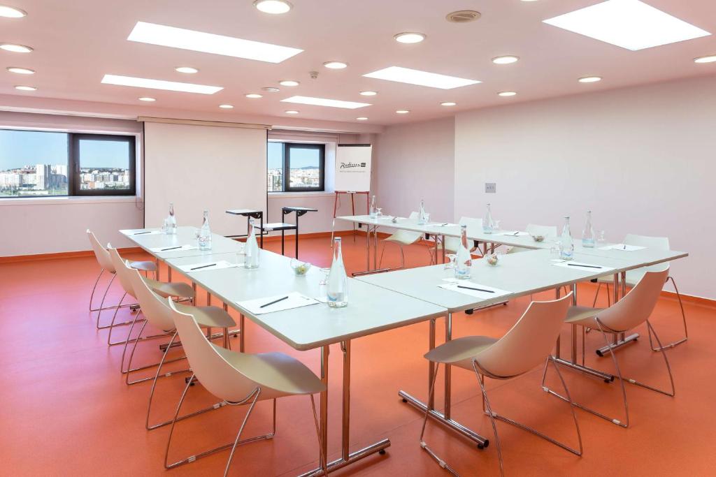 A área empresarial e/ ou a sala de conferências de Radisson Blu Hotel Lisbon