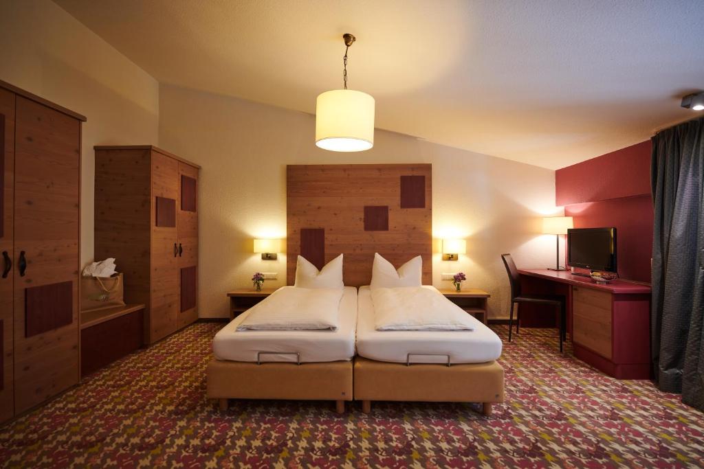 Postel nebo postele na pokoji v ubytování Hotel Bannwaldsee