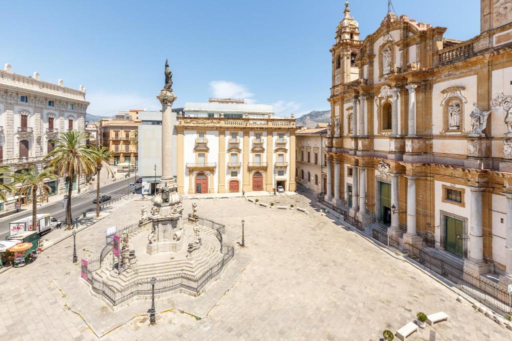 un viejo edificio con una fuente en medio de una calle en Palazzo Edy&Stef 1, en Palermo