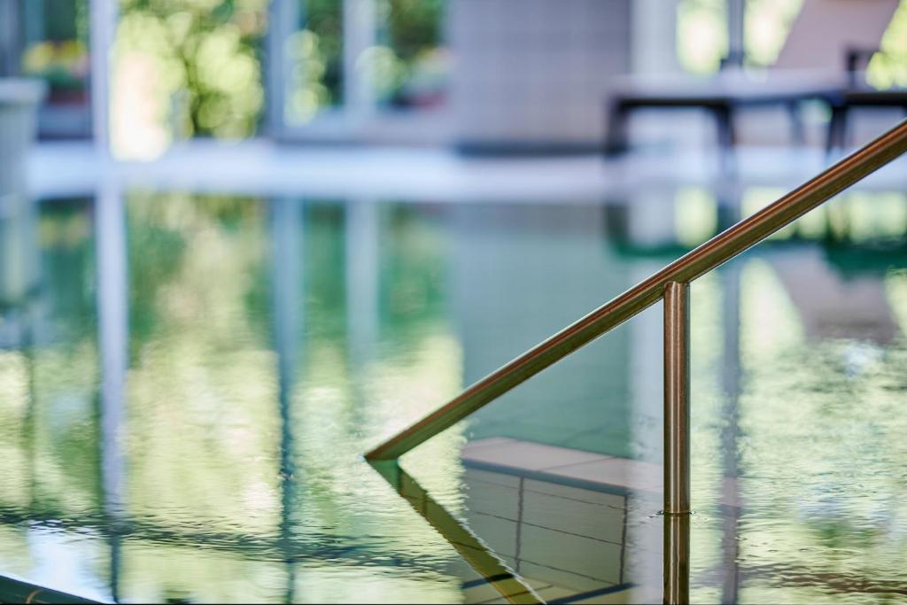 Bazén v ubytování Hotel Bannwaldsee nebo v jeho okolí