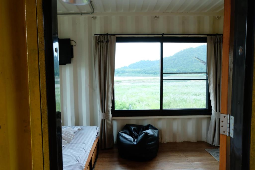 Nespecifikovaný výhled na hory nebo výhled na hory při pohledu z hotelu