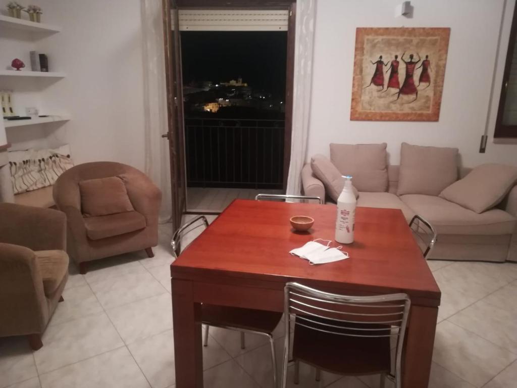 uma sala de estar com uma mesa e um sofá em Attico Ostuni em Ostuni