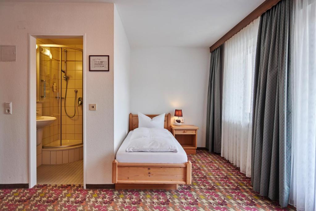 Postel nebo postele na pokoji v ubytování Hotel Bannwaldsee