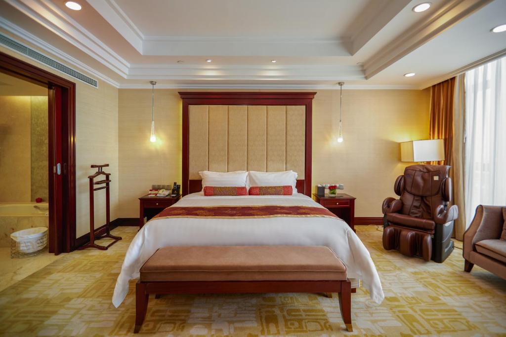 Postel nebo postele na pokoji v ubytování Soluxe Hotel Guangzhou - Overseas Buyers Registration Service&Canton Fair Free Shuttle Bus 15 Oct to 04 Nov