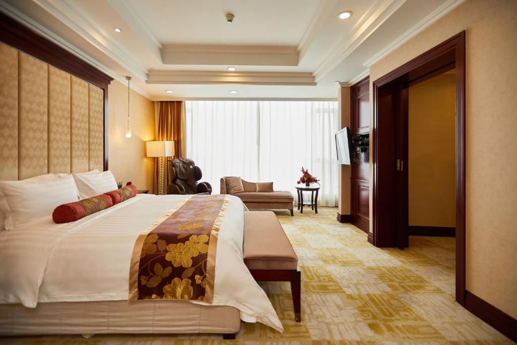 Postel nebo postele na pokoji v ubytování Soluxe Hotel Guangzhou - Overseas Buyers Registration Service&Canton Fair Free Shuttle Bus 15 Oct to 04 Nov