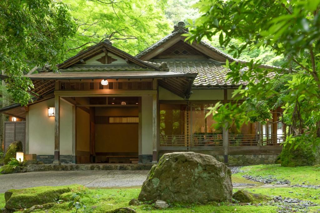 Uma casa com uma pedra à frente. em Tsukihitei em Nara