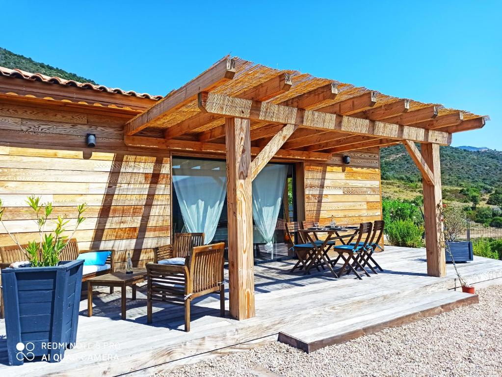 une cabine en bois avec des chaises et des tables sur une terrasse dans l'établissement Sagone, à Vico