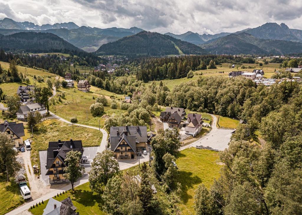 una vista aérea de una casa en un valle con montañas en DW Maria 2, en Zakopane