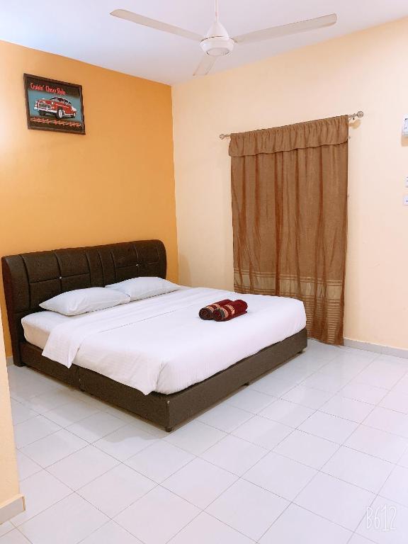 Postel nebo postele na pokoji v ubytování Dhania Cenang Beach Motel