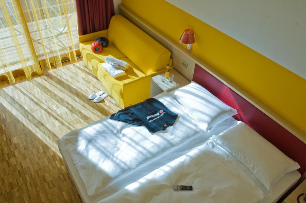Postel nebo postele na pokoji v ubytování Garda Sporting Club Hotel