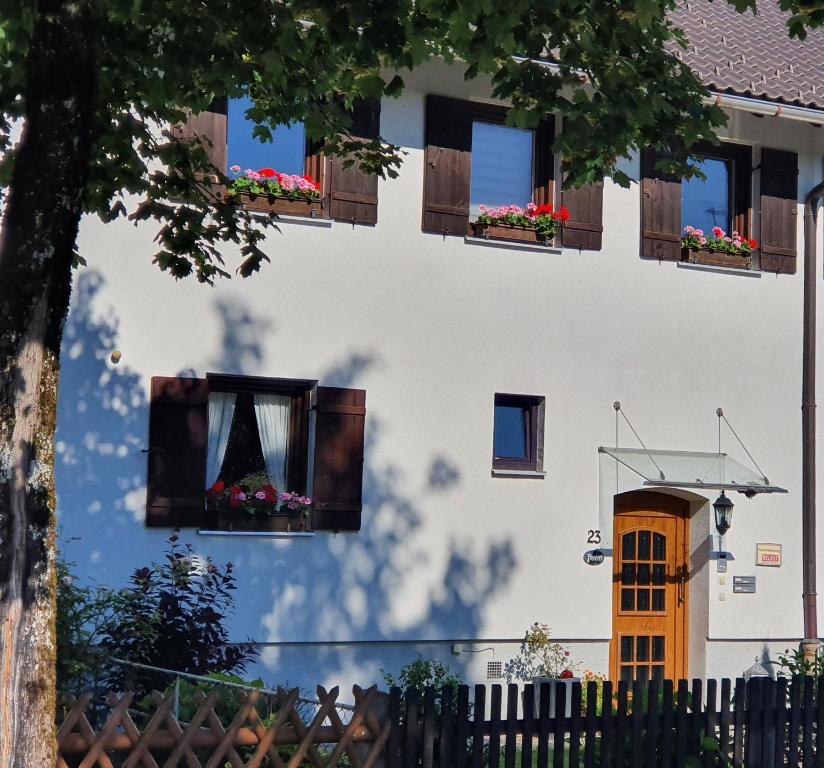 een wit gebouw met ramen en bloembakken bij Ferienwohnung Fresdorf in Bad Reichenhall