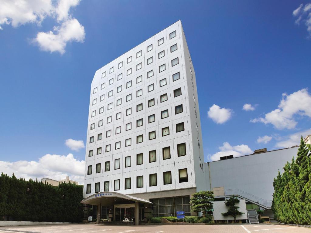 尾道市にある尾道国際ホテルの窓が多い白い建物
