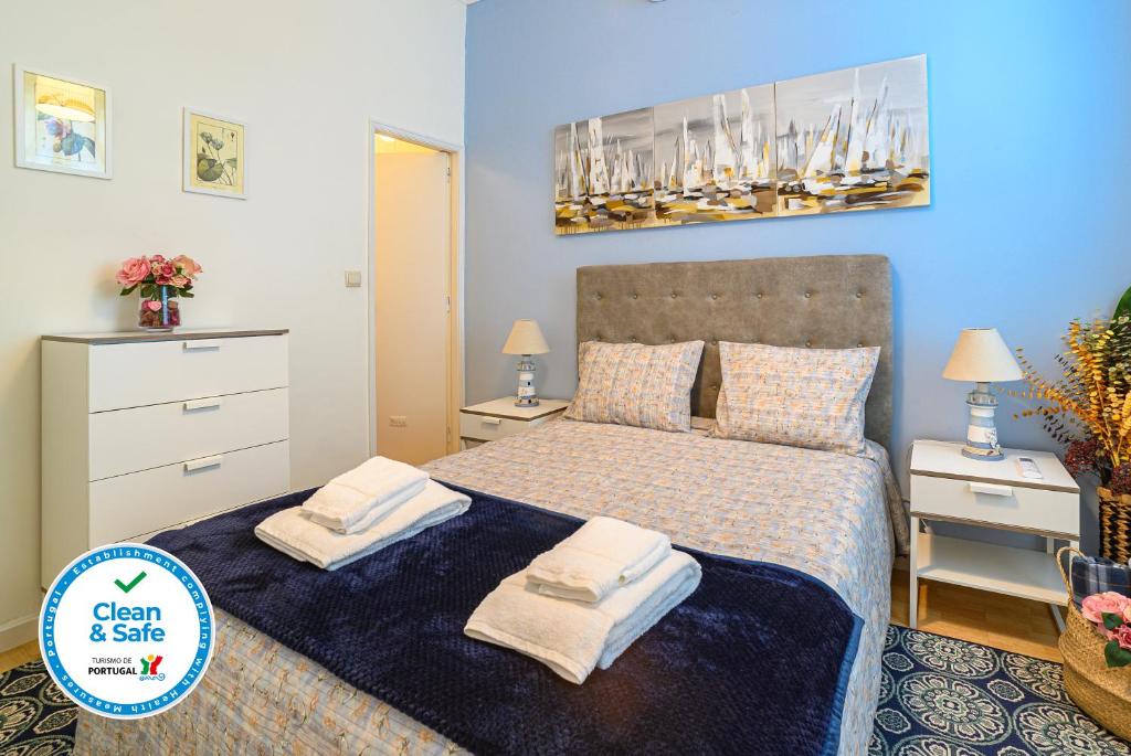 1 dormitorio con 1 cama con 2 toallas en Terrace Matosinhos House, en Matosinhos