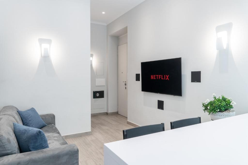 Telewizja i/lub zestaw kina domowego w obiekcie Domus Quiritum Elite, Vatican luxury apartment