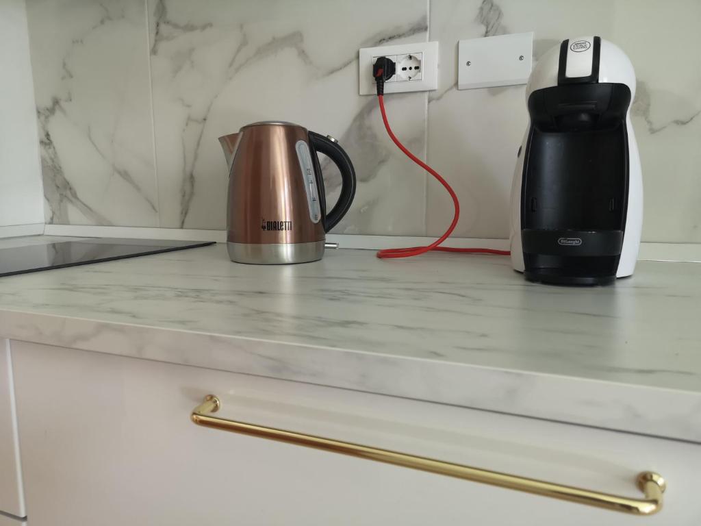 Coffee and tea making facilities at Guest House Arte