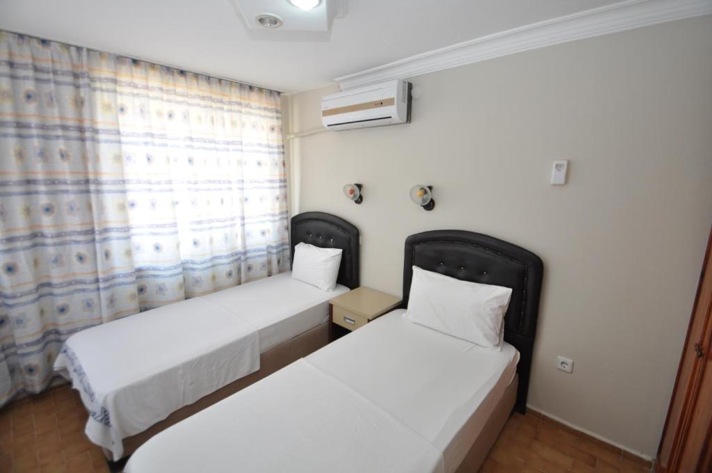 Postel nebo postele na pokoji v ubytování Defne & Zevkim Hotel
