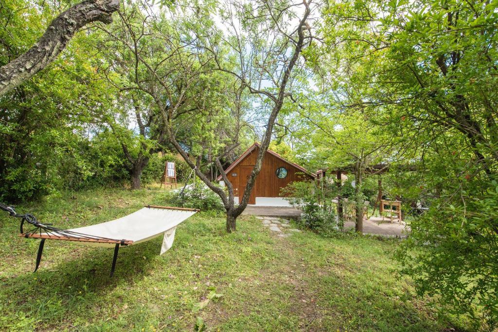 Kalandraにある#Pinetree Cabin by halu! Villasの小屋前の芝生のハンモック