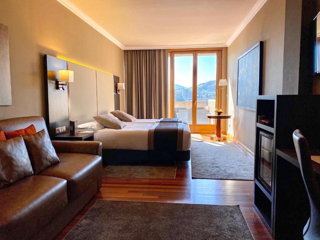 TV a/nebo společenská místnost v ubytování Hotel Armiñe