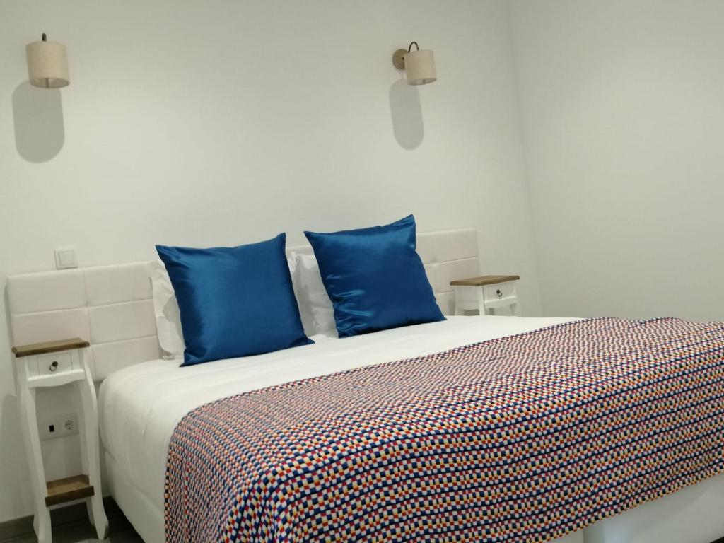 A bed or beds in a room at Raiz Alentejana