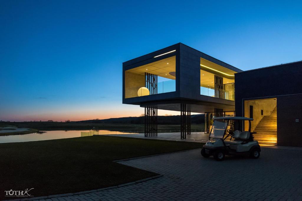 Golf facilities at a szállodákat or nearby