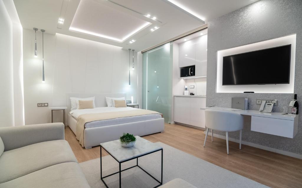 A television and/or entertainment centre at Zala Springs Golf Resort