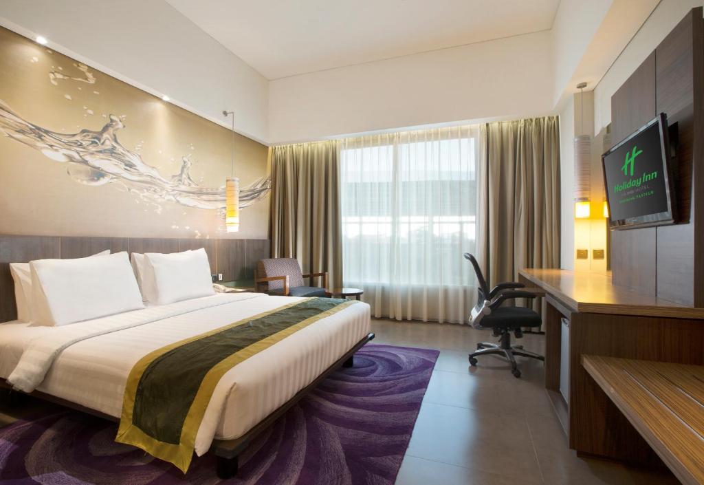 Postel nebo postele na pokoji v ubytování Holiday Inn Bandung Pasteur by IHG