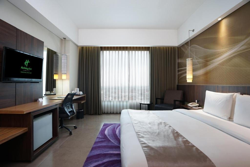 Postel nebo postele na pokoji v ubytování Holiday Inn Bandung Pasteur by IHG