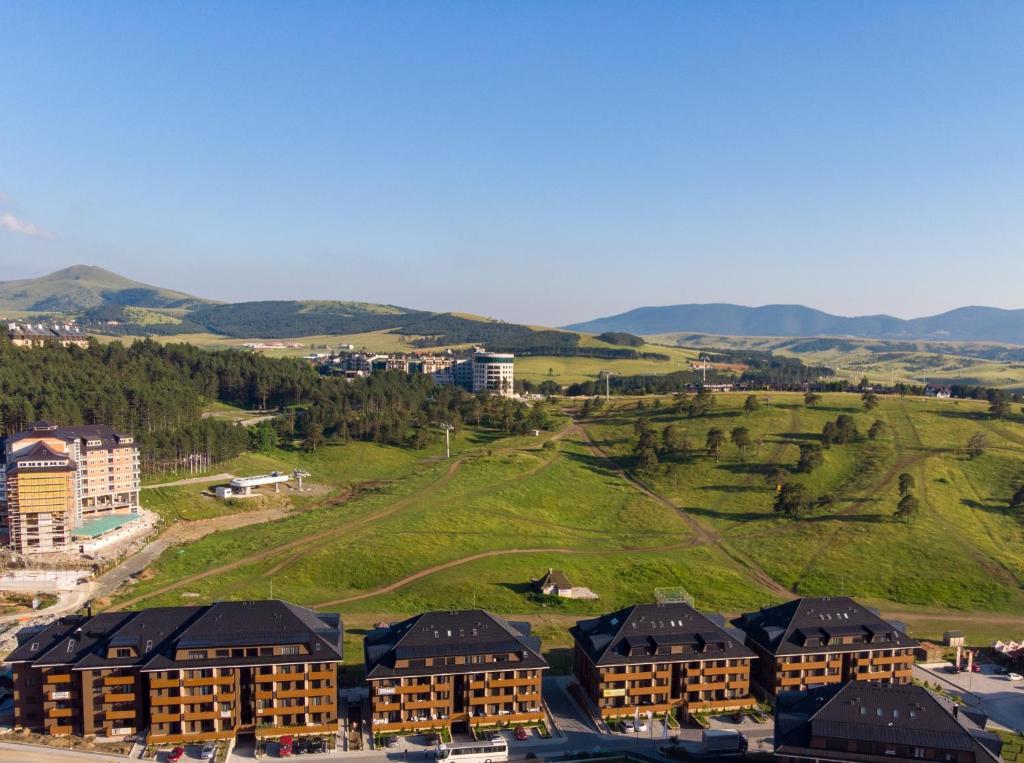 uma vista aérea de um resort com montanhas ao fundo em Luxury Kalman Centar Apartman em Zlatibor