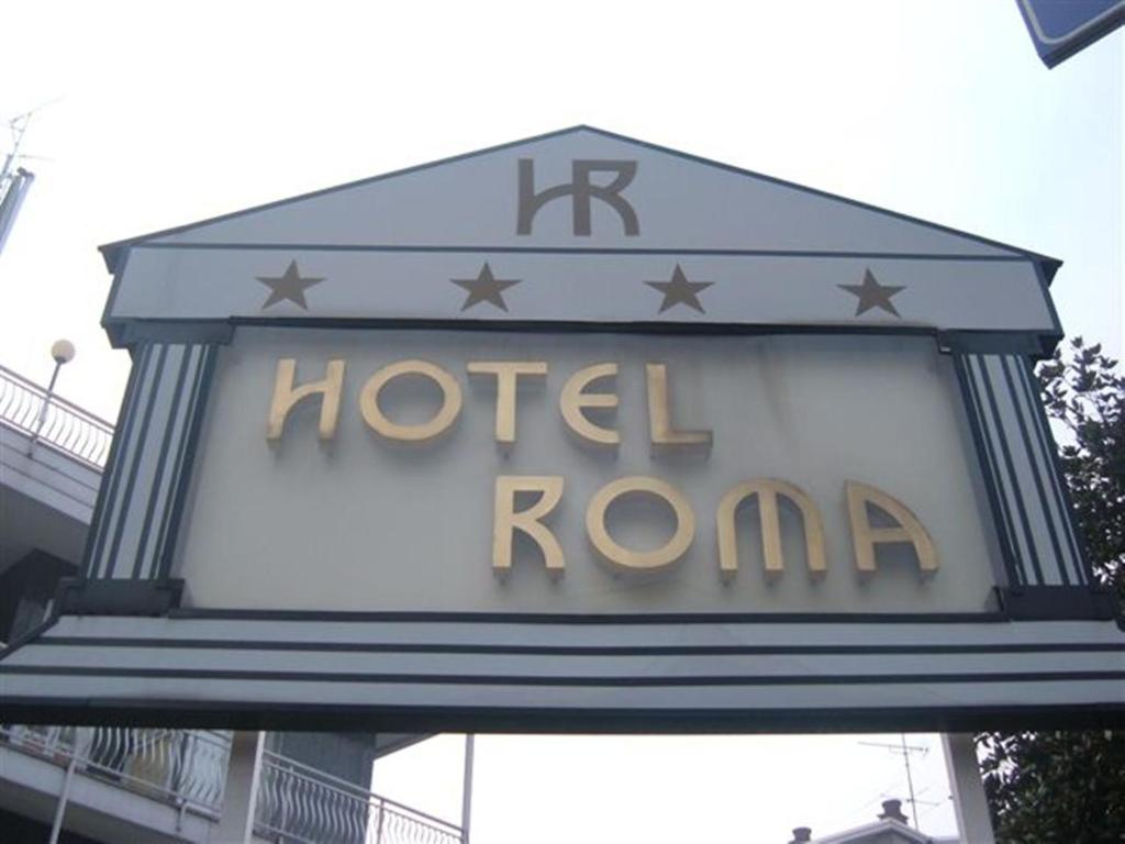 a sign for a hotel room with stars on it at Hotel Roma in Cesano Boscone