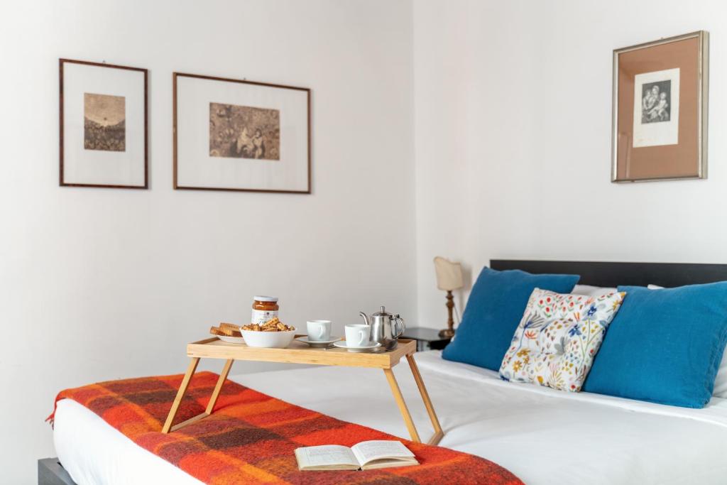 a bedroom with a bed with a coffee table on it at Domus Quiritum Charming, Appartamento d'Epoca a Campo de' Fiori in Rome