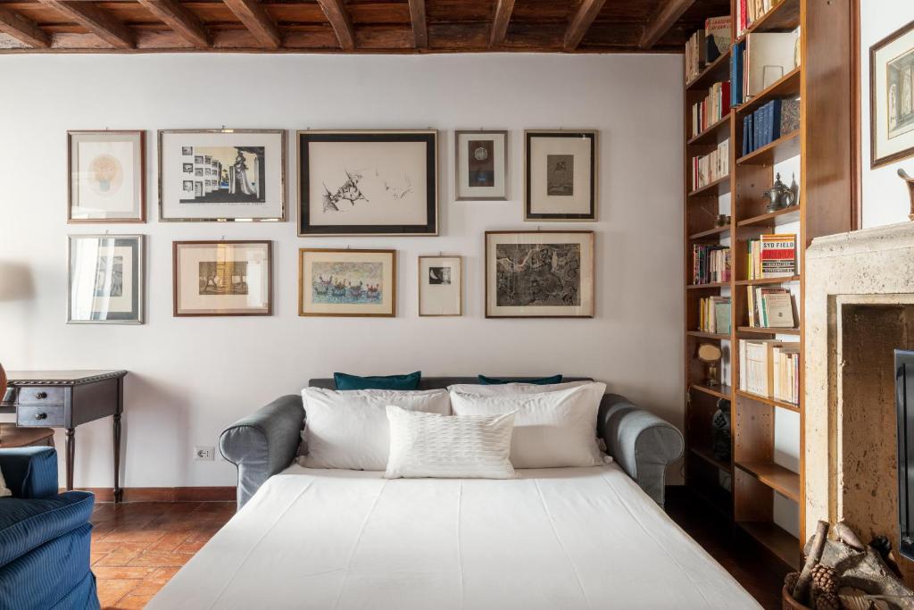 a living room with a couch and a fireplace at Domus Quiritum Charming, Appartamento d'Epoca a Campo de' Fiori in Rome