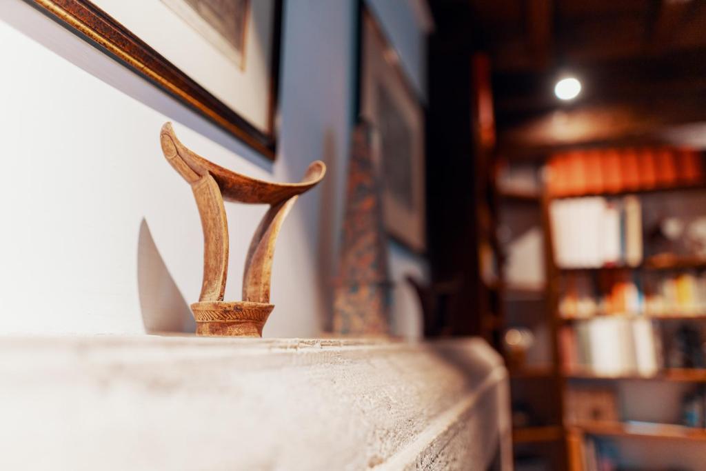 a vase with a pair of handles on a table at Domus Quiritum Charming, Appartamento d'Epoca a Campo de' Fiori in Rome