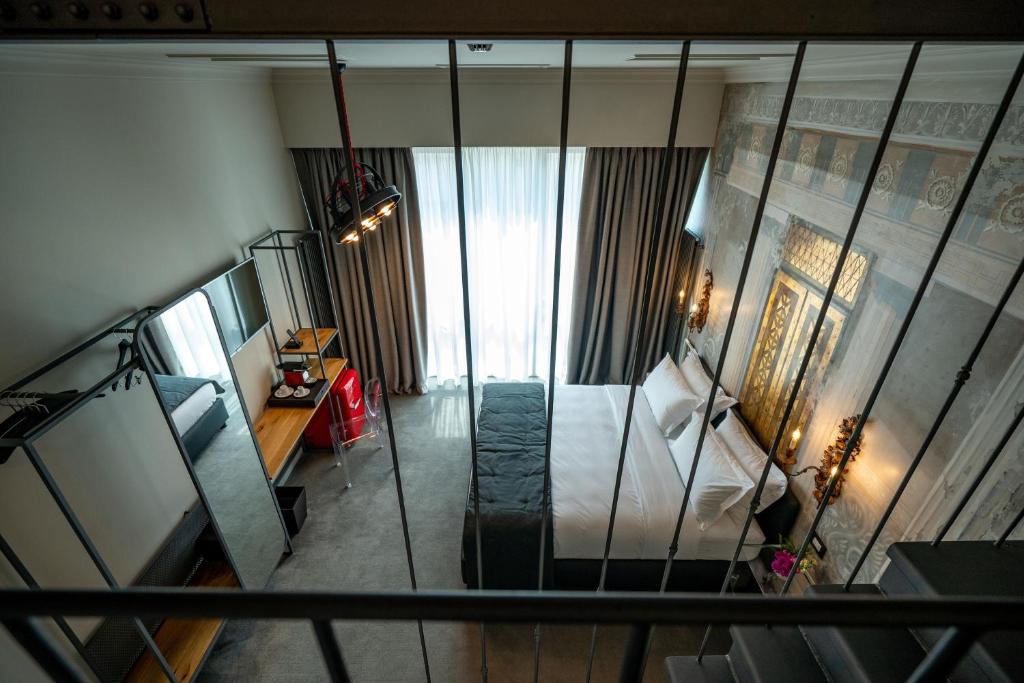 an overhead view of a hotel room with a bed at VILA OPT in Constanţa