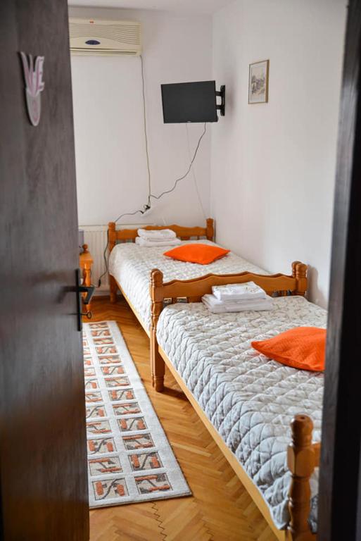 Postel nebo postele na pokoji v ubytování Apartman Domacinstvo La ViE na selu