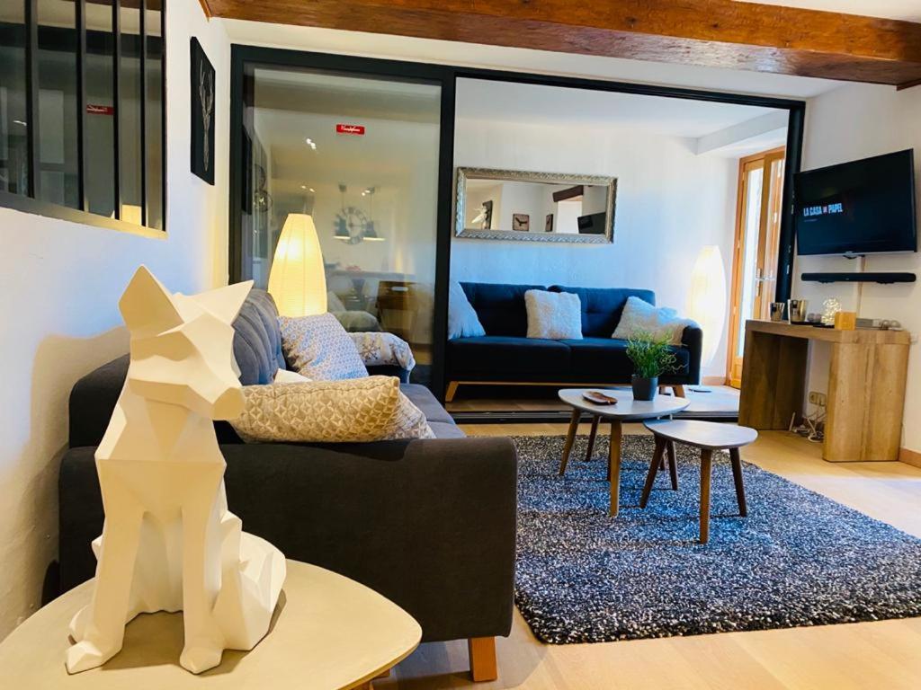 PROBER-INCLES في سولديو: غرفة معيشة مع أريكة وطاولة