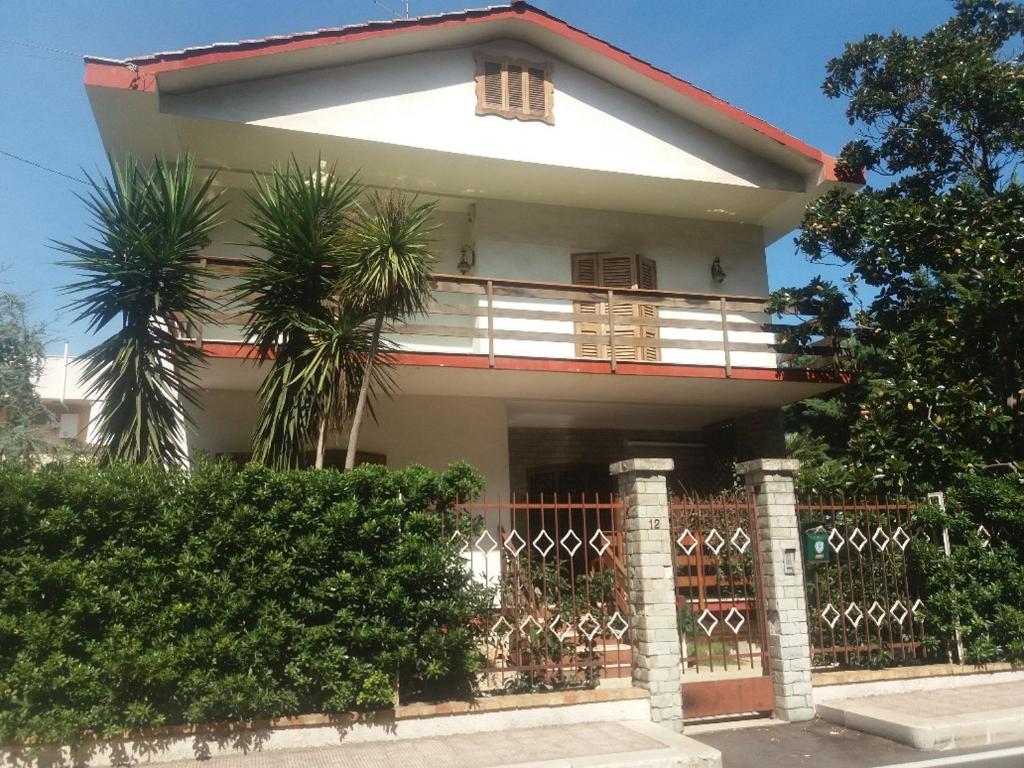 una casa con una recinzione di fronte di Residenza Nisio a Bari