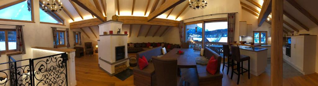 una sala de estar con chimenea en una casa en Jagerdichtlgut, en Altaussee