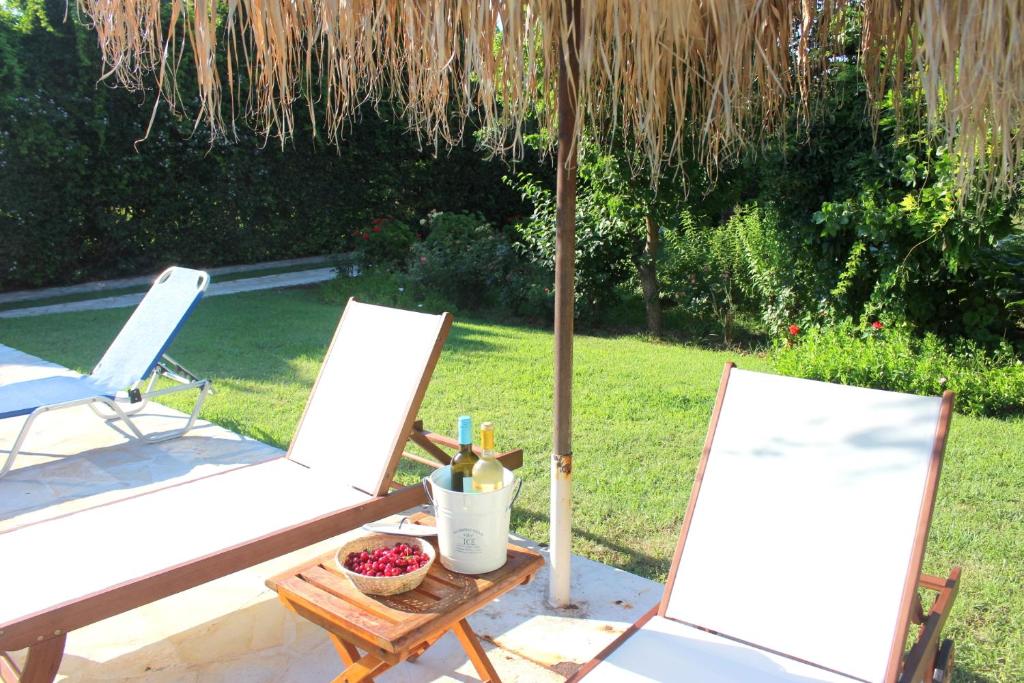 Vonkajšia záhrada v ubytovaní Villa Alkyon - Dreamy 3BR, Pool & BBQ next to Varnavas Beach