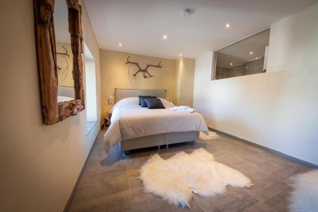 a bedroom with a bed and a white rug at Green & Breakfast Fjord in Niederpallen