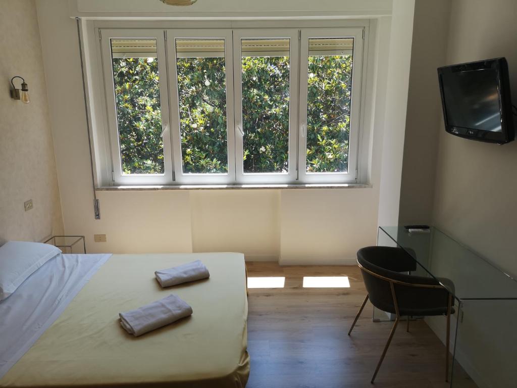 A television and/or entertainment centre at Guest House Arte