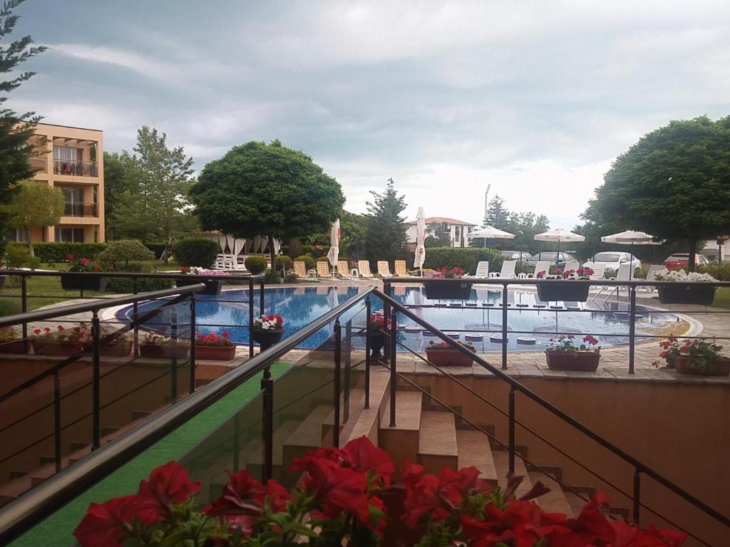 ソゾポルにあるApartments Sozopoli Hillsのリゾートのプールの景色を望めます。