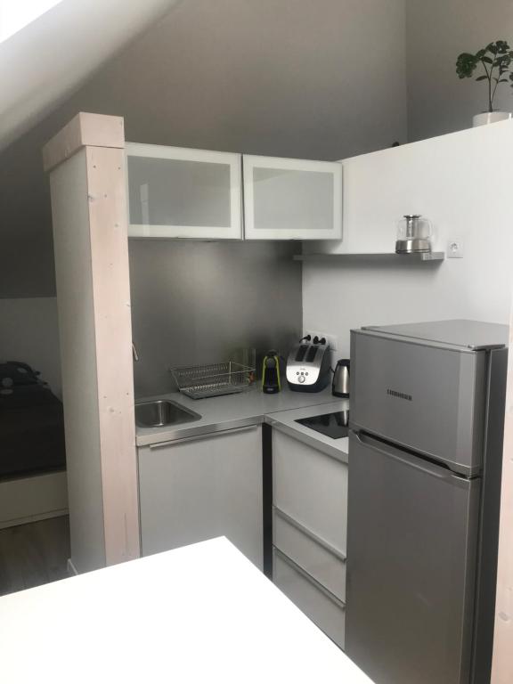 A kitchen or kitchenette at ZiMo Taliándörögdi MoZiHáz