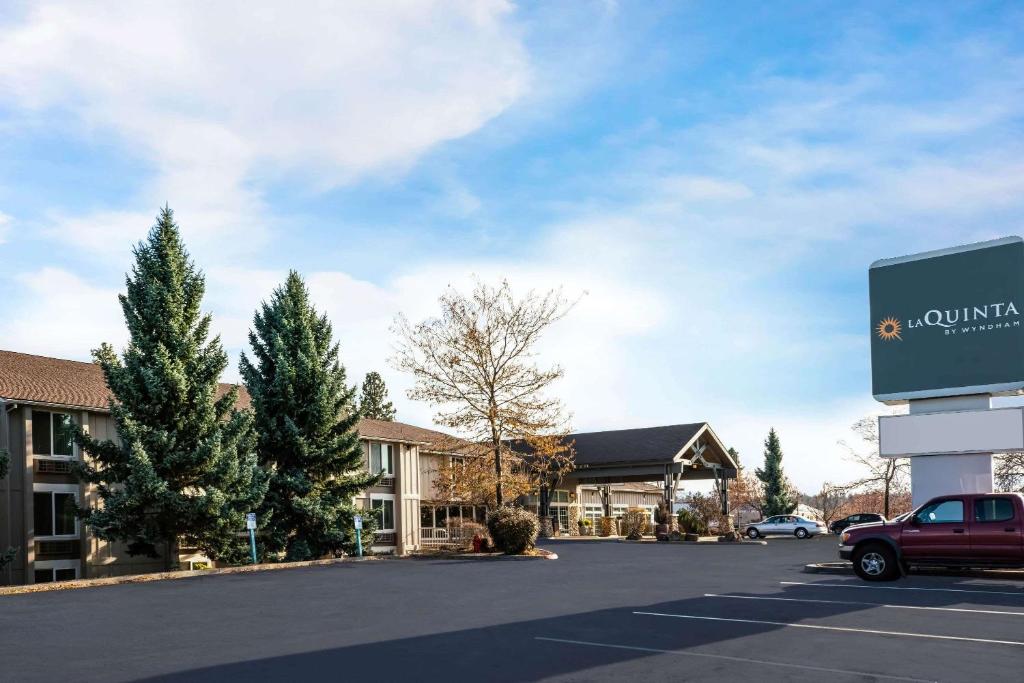 a parking lot in front of a hotel at La Quinta Inn by Wyndham Bend in Bend