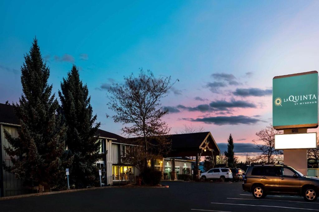 a car parked in a parking lot in front of a building at La Quinta Inn by Wyndham Bend in Bend