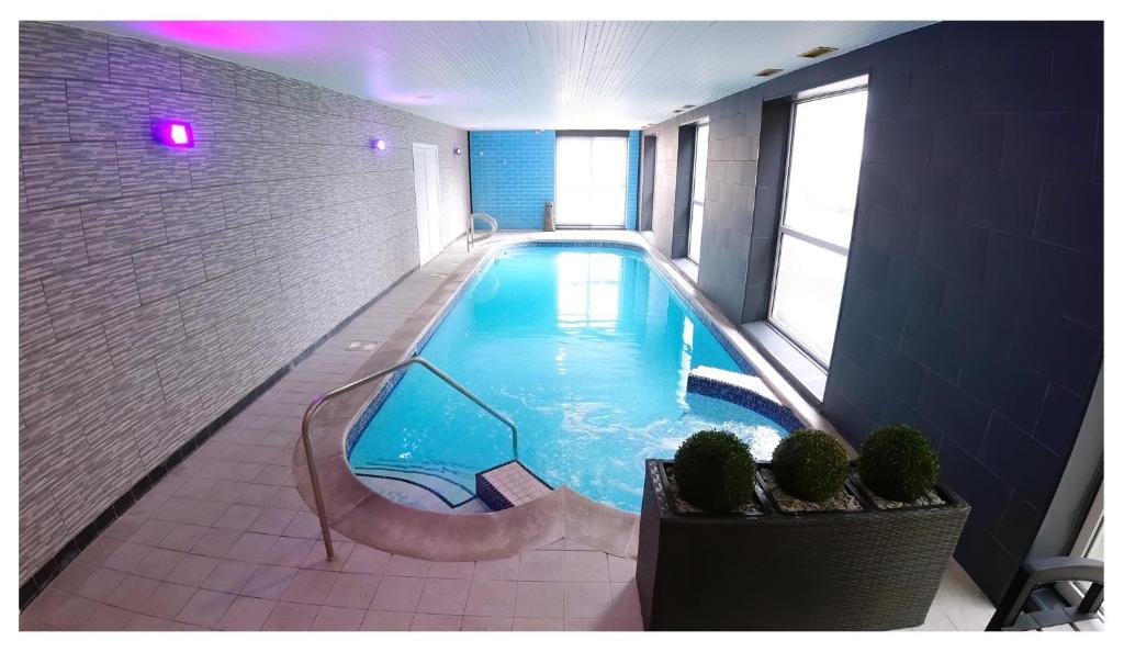 una piscina al centro di un edificio di Bluewaters Hotel Blackpool a Blackpool